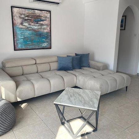 Central Pool-Side 2 Bedroom Apartment In Pafos Zewnętrze zdjęcie