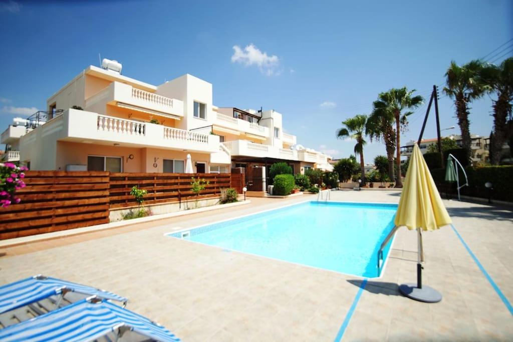 Central Pool-Side 2 Bedroom Apartment In Pafos Zewnętrze zdjęcie