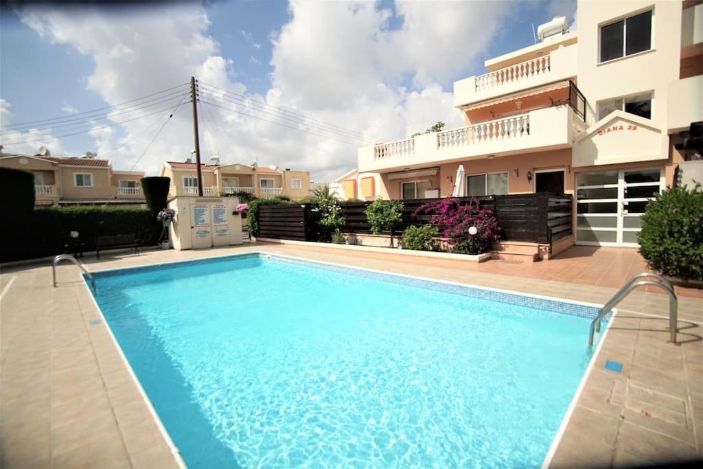 Central Pool-Side 2 Bedroom Apartment In Pafos Zewnętrze zdjęcie