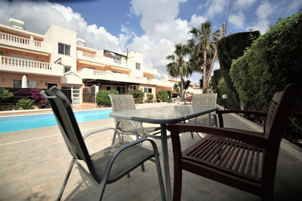 Central Pool-Side 2 Bedroom Apartment In Pafos Zewnętrze zdjęcie