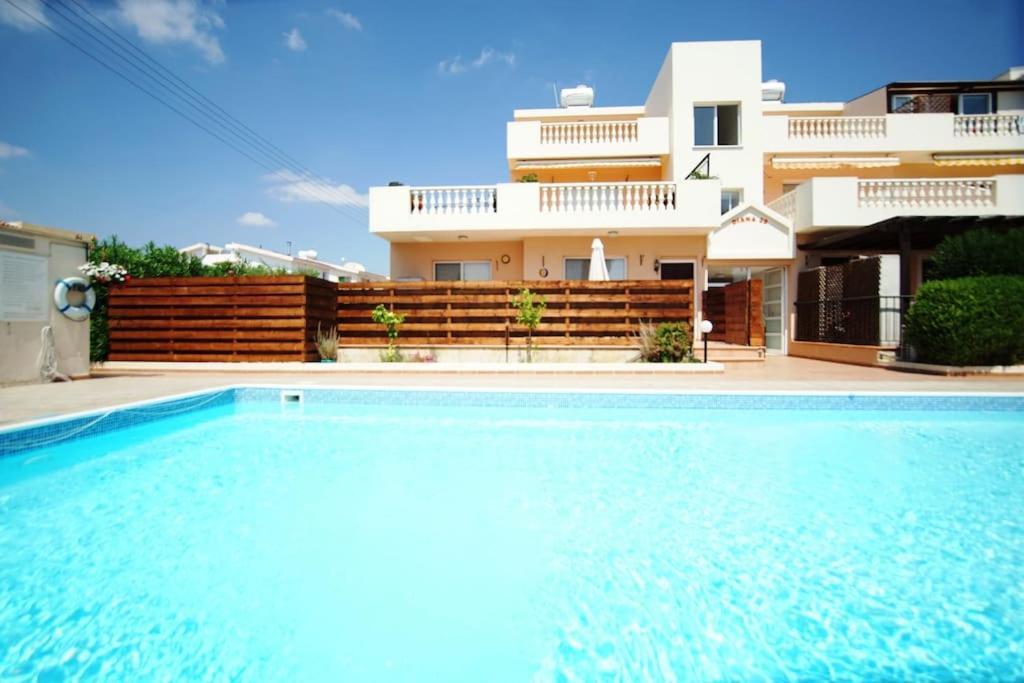 Central Pool-Side 2 Bedroom Apartment In Pafos Zewnętrze zdjęcie