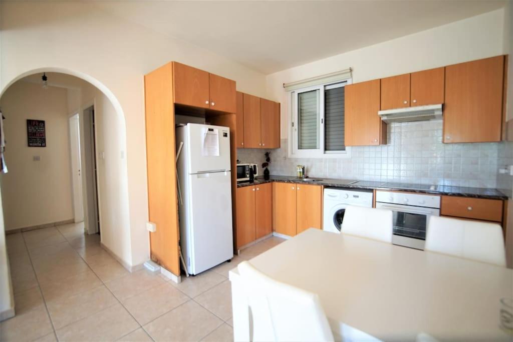 Central Pool-Side 2 Bedroom Apartment In Pafos Zewnętrze zdjęcie