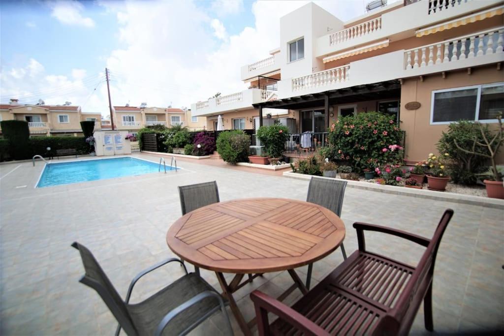Central Pool-Side 2 Bedroom Apartment In Pafos Zewnętrze zdjęcie
