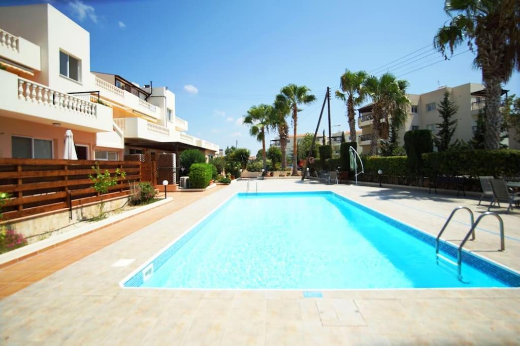 Central Pool-Side 2 Bedroom Apartment In Pafos Zewnętrze zdjęcie