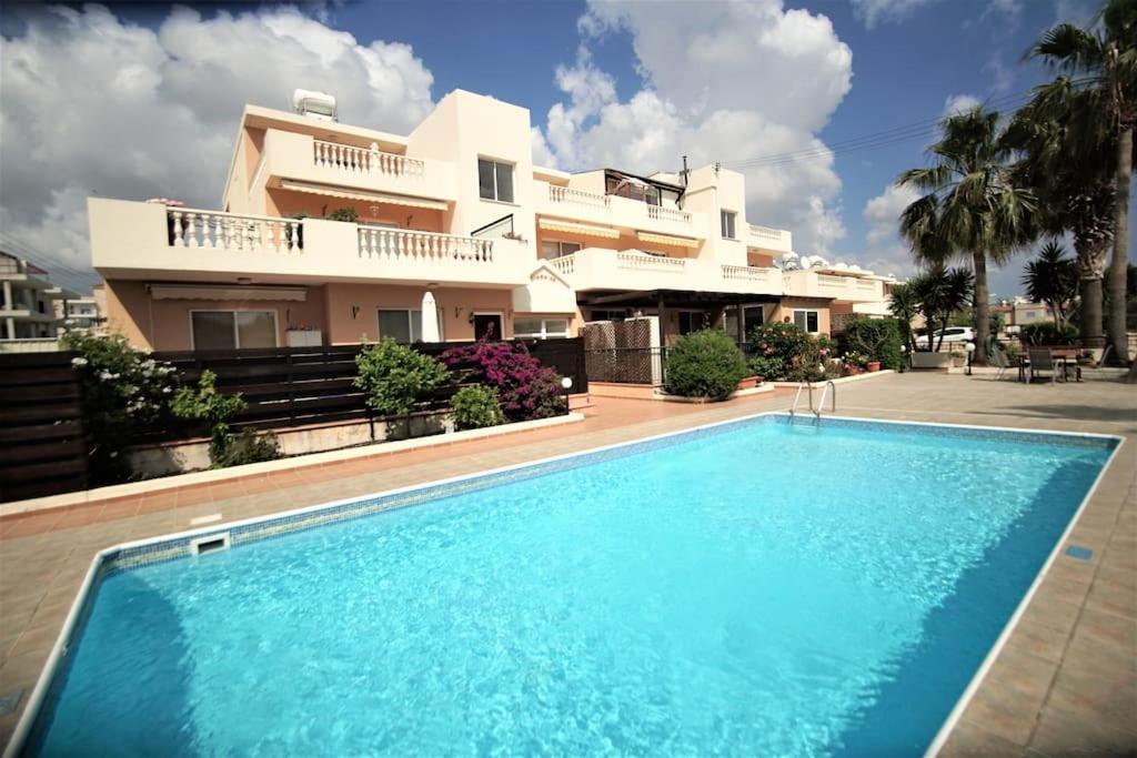 Central Pool-Side 2 Bedroom Apartment In Pafos Zewnętrze zdjęcie