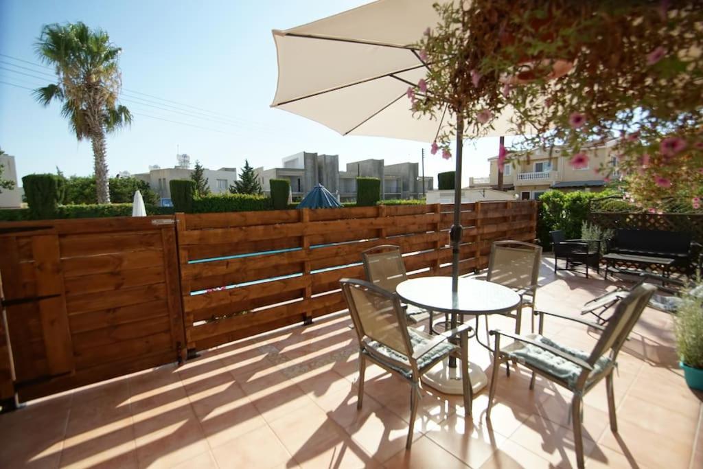 Central Pool-Side 2 Bedroom Apartment In Pafos Zewnętrze zdjęcie