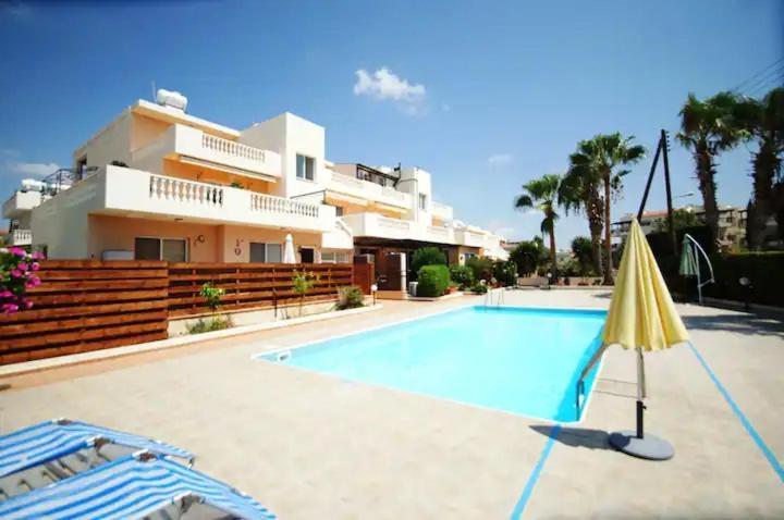 Central Pool-Side 2 Bedroom Apartment In Pafos Zewnętrze zdjęcie
