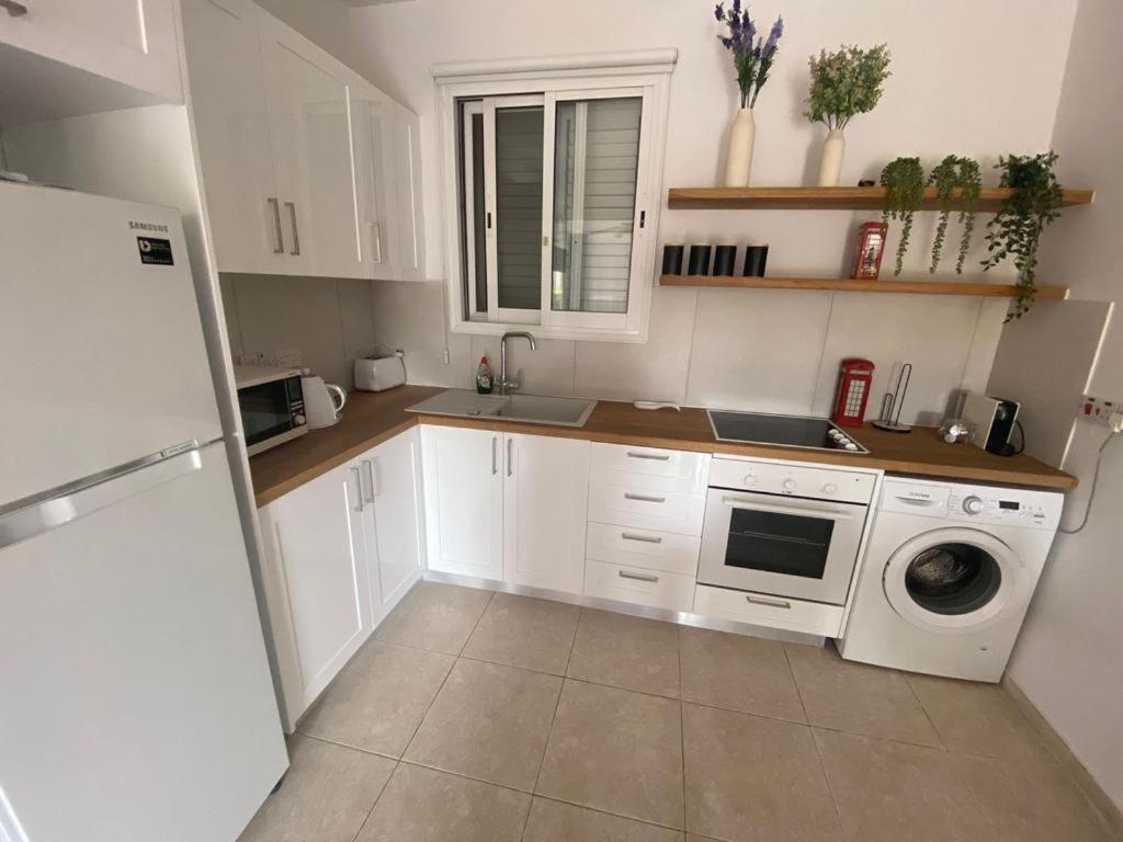 Central Pool-Side 2 Bedroom Apartment In Pafos Zewnętrze zdjęcie