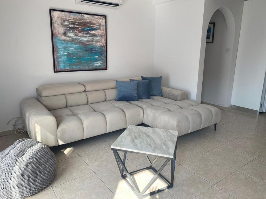Central Pool-Side 2 Bedroom Apartment In Pafos Zewnętrze zdjęcie