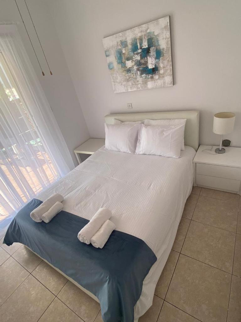Central Pool-Side 2 Bedroom Apartment In Pafos Zewnętrze zdjęcie