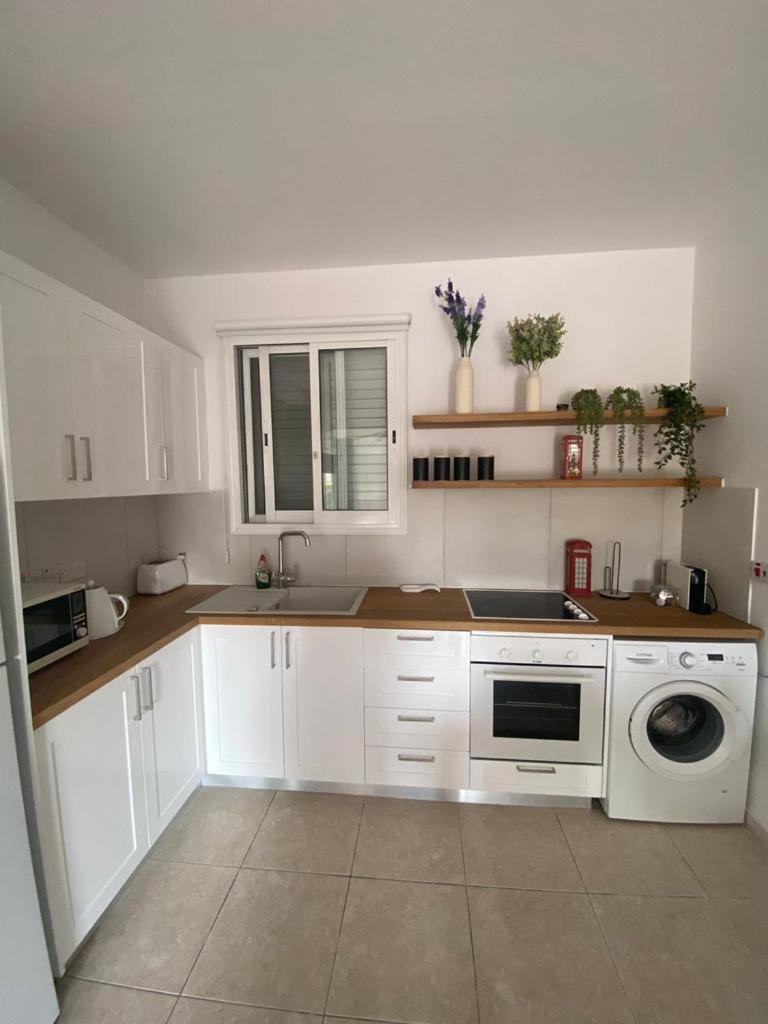 Central Pool-Side 2 Bedroom Apartment In Pafos Zewnętrze zdjęcie