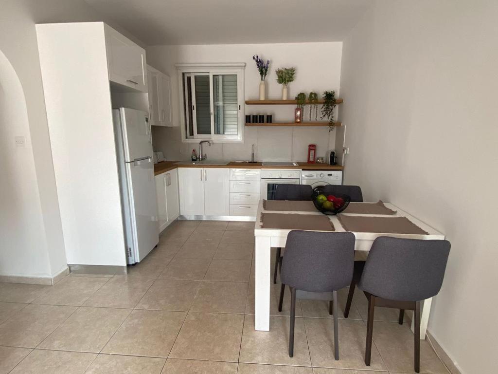 Central Pool-Side 2 Bedroom Apartment In Pafos Zewnętrze zdjęcie